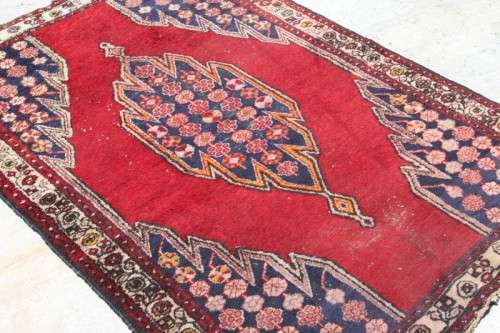 AN INCREDIBLE ANTIQUE IRANIAN PERSIAN CARPET (1.9m 1.3m) IN RED AND ROYAL BLUE COLOURS
