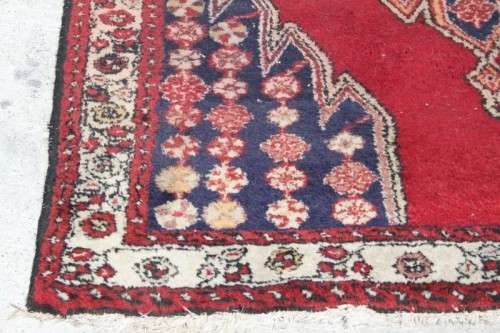 AN INCREDIBLE ANTIQUE IRANIAN PERSIAN CARPET (1.9m 1.3m) IN RED AND ROYAL BLUE COLOURS