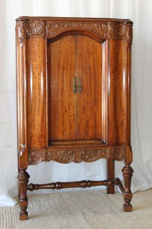 A SPECTACULAR AND RARE ANTIQUE EDWARDIAN WALNUT DRINKS CABINET WITH INCREDIBLE CARVED DETAILING
