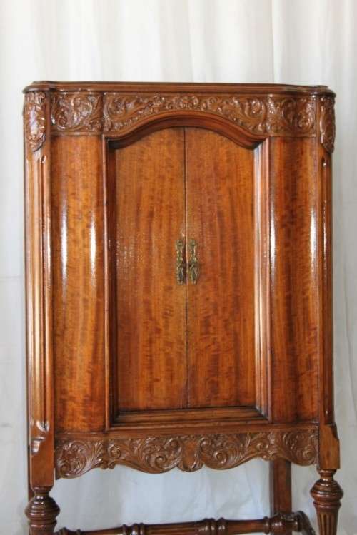 A SPECTACULAR AND RARE ANTIQUE EDWARDIAN WALNUT DRINKS CABINET WITH INCREDIBLE CARVED DETAILING