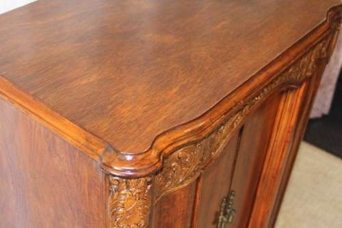 A SPECTACULAR AND RARE ANTIQUE EDWARDIAN WALNUT DRINKS CABINET WITH INCREDIBLE CARVED DETAILING