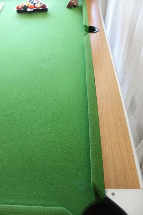 AN AWESOME "SHOOT LEISURE PRODUCTS" POOL TABLE WITH THREE CUE'S AND BALLS IN GREAT CONDITION