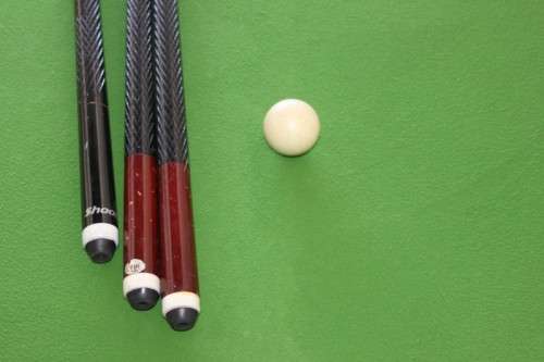 AN AWESOME "SHOOT LEISURE PRODUCTS" POOL TABLE WITH THREE CUE'S AND BALLS IN GREAT CONDITION