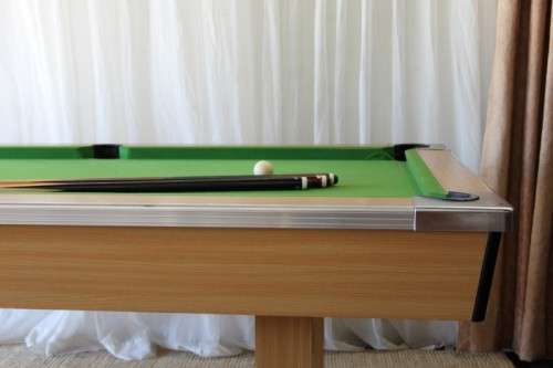 AN AWESOME "SHOOT LEISURE PRODUCTS" POOL TABLE WITH THREE CUE'S AND BALLS IN GREAT CONDITION