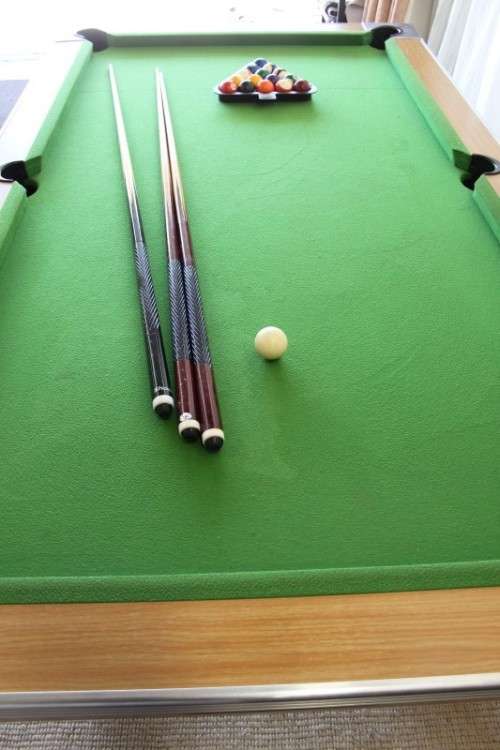 AN AWESOME "SHOOT LEISURE PRODUCTS" POOL TABLE WITH THREE CUE'S AND BALLS IN GREAT CONDITION