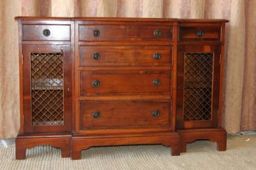 A BEAUTIFUL REGENCY PERIOD 6-DRAWER DOUBLE DOOR HALLWAY CABINET WITH TRELLIS DOOR DETAILING
