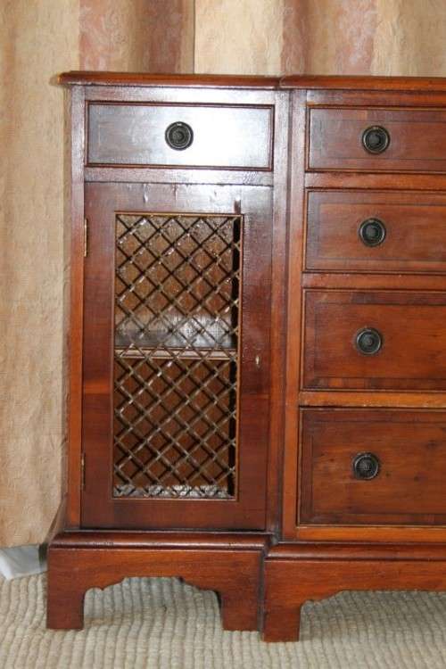 A BEAUTIFUL REGENCY PERIOD 6-DRAWER DOUBLE DOOR HALLWAY CABINET WITH TRELLIS DOOR DETAILING