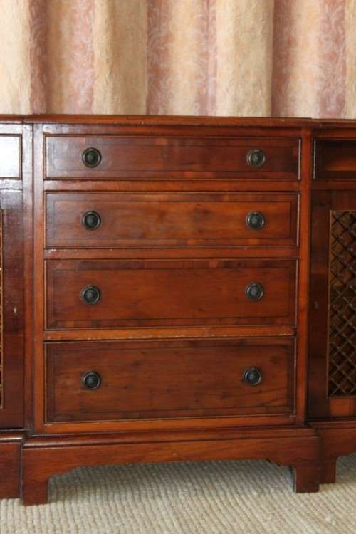 A BEAUTIFUL REGENCY PERIOD 6-DRAWER DOUBLE DOOR HALLWAY CABINET WITH TRELLIS DOOR DETAILING