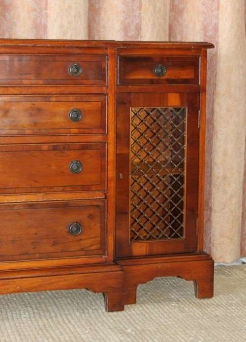 A BEAUTIFUL REGENCY PERIOD 6-DRAWER DOUBLE DOOR HALLWAY CABINET WITH TRELLIS DOOR DETAILING
