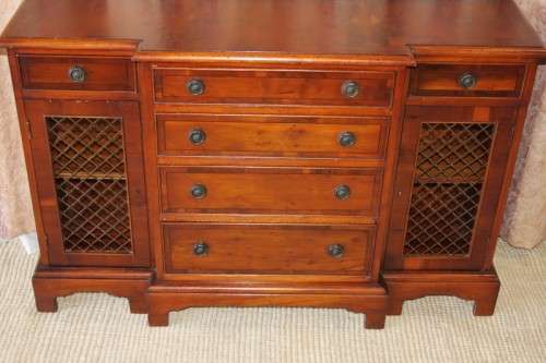 A BEAUTIFUL REGENCY PERIOD 6-DRAWER DOUBLE DOOR HALLWAY CABINET WITH TRELLIS DOOR DETAILING