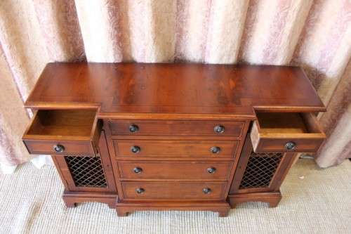 A BEAUTIFUL REGENCY PERIOD 6-DRAWER DOUBLE DOOR HALLWAY CABINET WITH TRELLIS DOOR DETAILING