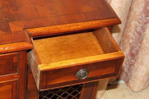 A BEAUTIFUL REGENCY PERIOD 6-DRAWER DOUBLE DOOR HALLWAY CABINET WITH TRELLIS DOOR DETAILING
