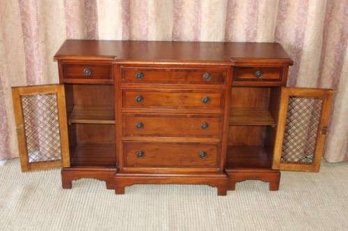 A BEAUTIFUL REGENCY PERIOD 6-DRAWER DOUBLE DOOR HALLWAY CABINET WITH TRELLIS DOOR DETAILING