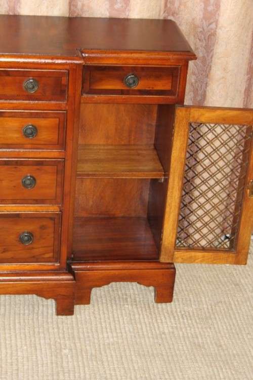 A BEAUTIFUL REGENCY PERIOD 6-DRAWER DOUBLE DOOR HALLWAY CABINET WITH TRELLIS DOOR DETAILING