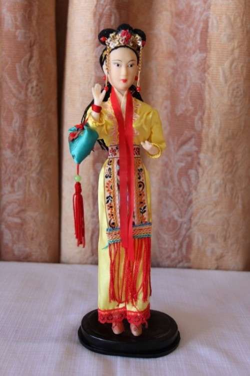 A COLLECTION OF FOUR STUNNING ORIENTAL DOLLS IN THEIR TRADITIONAL CLOTHING bid/doll