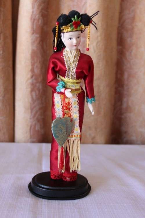 A COLLECTION OF FOUR STUNNING ORIENTAL DOLLS IN THEIR TRADITIONAL CLOTHING bid/doll