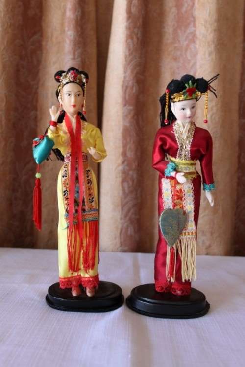 A COLLECTION OF FOUR STUNNING ORIENTAL DOLLS IN THEIR TRADITIONAL CLOTHING bid/doll