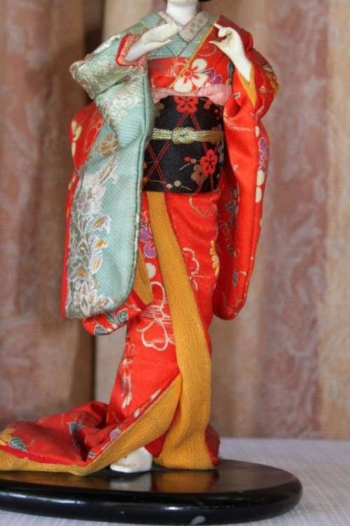 A COLLECTION OF FOUR STUNNING ORIENTAL DOLLS IN THEIR TRADITIONAL CLOTHING bid/doll
