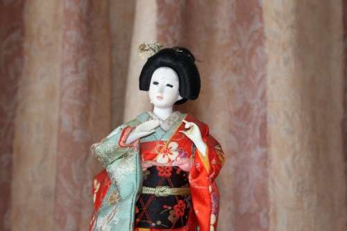 A COLLECTION OF FOUR STUNNING ORIENTAL DOLLS IN THEIR TRADITIONAL CLOTHING bid/doll