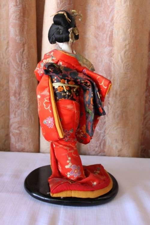 A COLLECTION OF FOUR STUNNING ORIENTAL DOLLS IN THEIR TRADITIONAL CLOTHING bid/doll