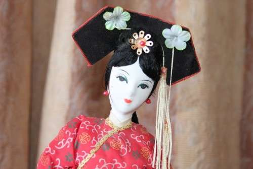 A COLLECTION OF FOUR STUNNING ORIENTAL DOLLS IN THEIR TRADITIONAL CLOTHING bid/doll