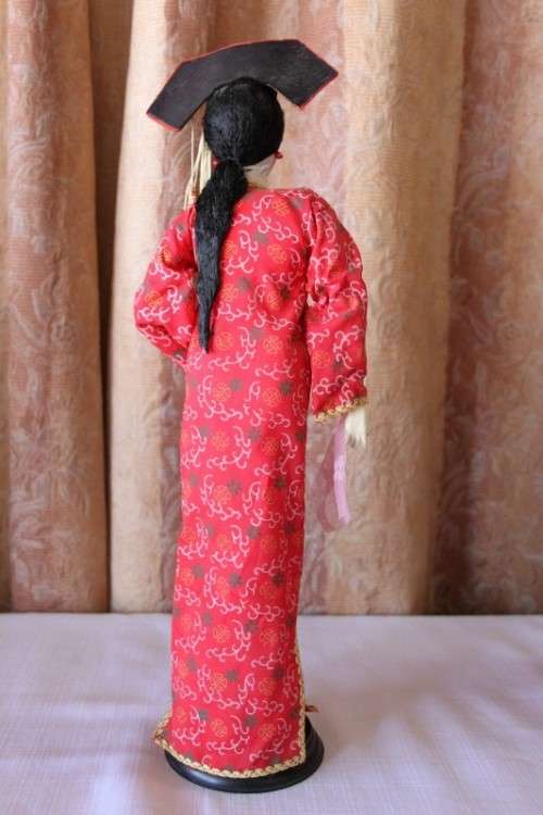 A COLLECTION OF FOUR STUNNING ORIENTAL DOLLS IN THEIR TRADITIONAL CLOTHING bid/doll