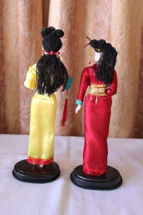 A COLLECTION OF FOUR STUNNING ORIENTAL DOLLS IN THEIR TRADITIONAL CLOTHING bid/doll