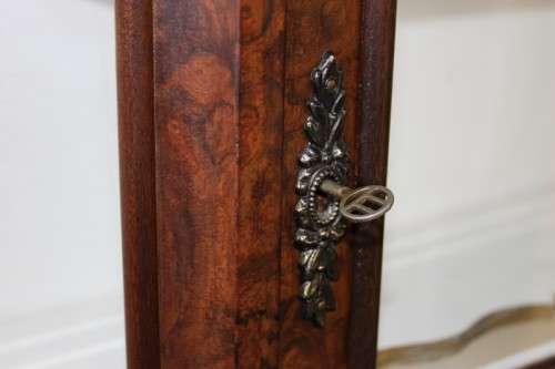 A BEAUTIFUL ANTIQUE GABLED WALNUT SHOW CABINET w/ STUNNING CARVED DETAILING & BEVELLED GLASS PANELS