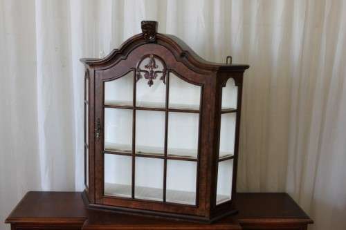 A BEAUTIFUL ANTIQUE GABLED WALNUT SHOW CABINET w/ STUNNING CARVED DETAILING & BEVELLED GLASS PANELS