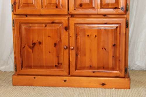 A STUNNING & VERY WELL MADE SOLID OREGON TV, DRINKS/ ALL PURPOSE CABINET WITH LOADS OF SPACE