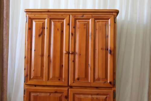 A STUNNING & VERY WELL MADE SOLID OREGON TV, DRINKS/ ALL PURPOSE CABINET WITH LOADS OF SPACE