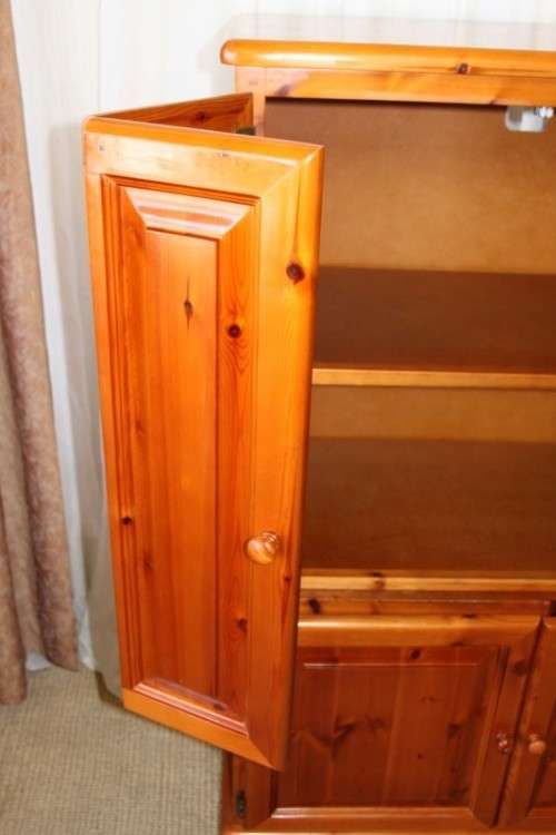 A STUNNING & VERY WELL MADE SOLID OREGON TV, DRINKS/ ALL PURPOSE CABINET WITH LOADS OF SPACE