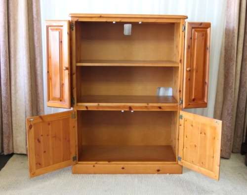 A STUNNING & VERY WELL MADE SOLID OREGON TV, DRINKS/ ALL PURPOSE CABINET WITH LOADS OF SPACE