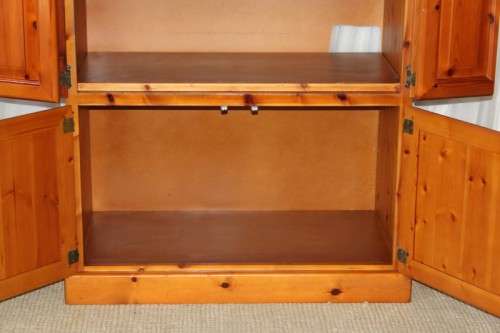 A STUNNING & VERY WELL MADE SOLID OREGON TV, DRINKS/ ALL PURPOSE CABINET WITH LOADS OF SPACE