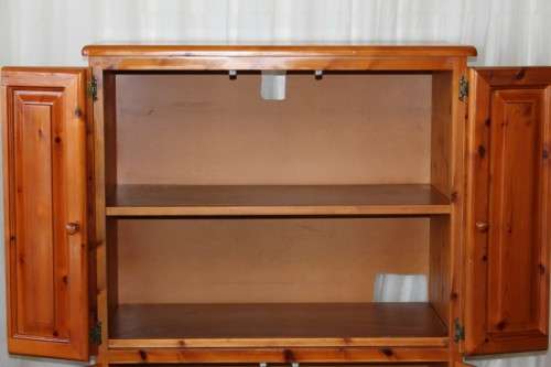 A STUNNING & VERY WELL MADE SOLID OREGON TV, DRINKS/ ALL PURPOSE CABINET WITH LOADS OF SPACE