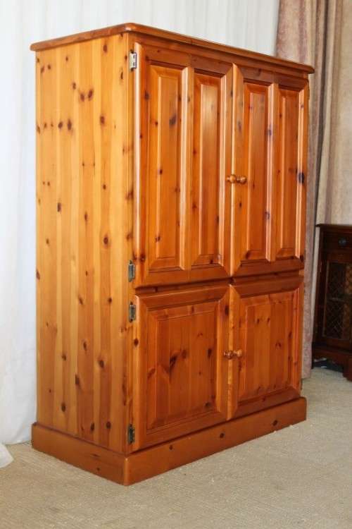 A STUNNING & VERY WELL MADE SOLID OREGON TV, DRINKS/ ALL PURPOSE CABINET WITH LOADS OF SPACE