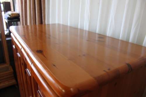 A STUNNING & VERY WELL MADE SOLID OREGON TV, DRINKS/ ALL PURPOSE CABINET WITH LOADS OF SPACE