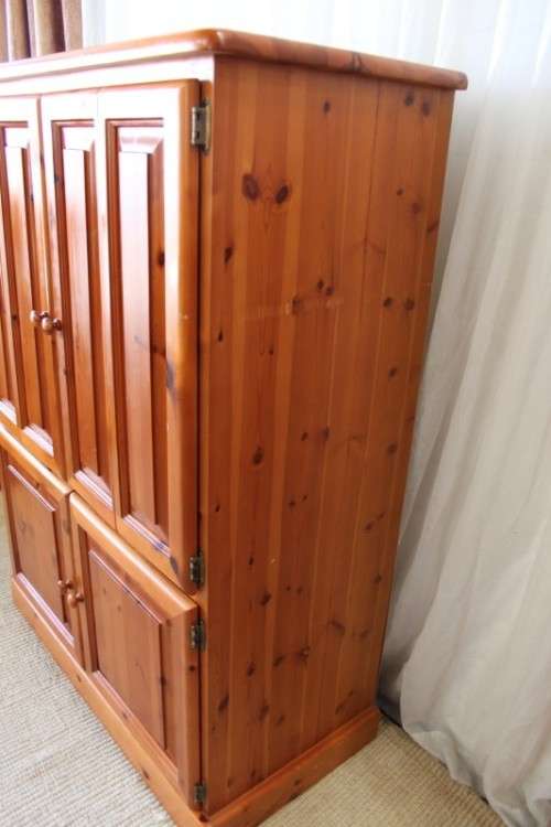 A STUNNING & VERY WELL MADE SOLID OREGON TV, DRINKS/ ALL PURPOSE CABINET WITH LOADS OF SPACE