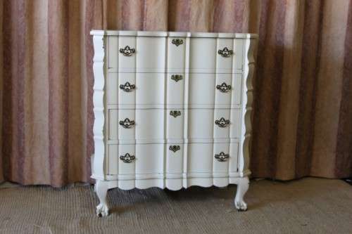 A STUNNING OFF WHITE 4-DRAWER SOLID IMBUIA BALL AND CLAW CHEST OF DRAWERS WITH BRASS HANDLES