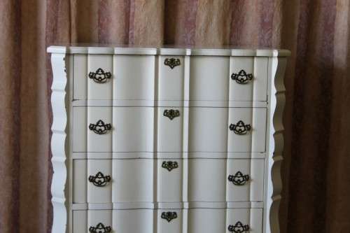 A STUNNING OFF WHITE 4-DRAWER SOLID IMBUIA BALL AND CLAW CHEST OF DRAWERS WITH BRASS HANDLES