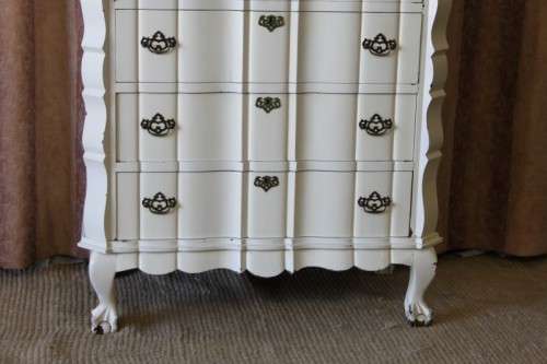 A STUNNING OFF WHITE 4-DRAWER SOLID IMBUIA BALL AND CLAW CHEST OF DRAWERS WITH BRASS HANDLES