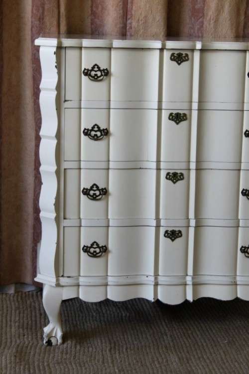 A STUNNING OFF WHITE 4-DRAWER SOLID IMBUIA BALL AND CLAW CHEST OF DRAWERS WITH BRASS HANDLES