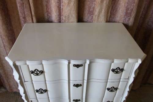 A STUNNING OFF WHITE 4-DRAWER SOLID IMBUIA BALL AND CLAW CHEST OF DRAWERS WITH BRASS HANDLES