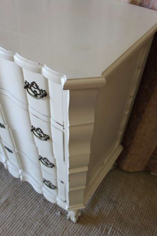 A STUNNING OFF WHITE 4-DRAWER SOLID IMBUIA BALL AND CLAW CHEST OF DRAWERS WITH BRASS HANDLES