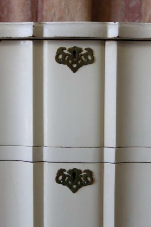 A STUNNING OFF WHITE 4-DRAWER SOLID IMBUIA BALL AND CLAW CHEST OF DRAWERS WITH BRASS HANDLES