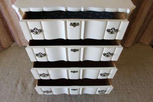 A STUNNING OFF WHITE 4-DRAWER SOLID IMBUIA BALL AND CLAW CHEST OF DRAWERS WITH BRASS HANDLES
