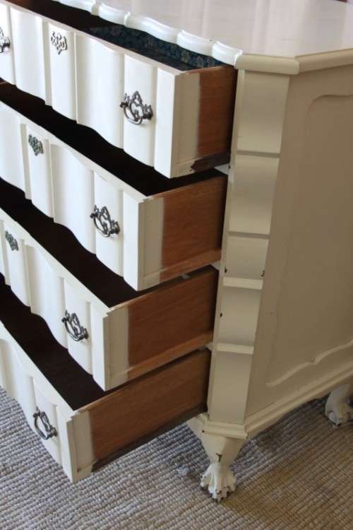 A STUNNING OFF WHITE 4-DRAWER SOLID IMBUIA BALL AND CLAW CHEST OF DRAWERS WITH BRASS HANDLES