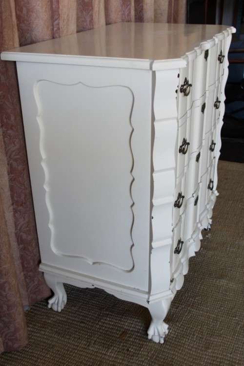 A STUNNING OFF WHITE 4-DRAWER SOLID IMBUIA BALL AND CLAW CHEST OF DRAWERS WITH BRASS HANDLES