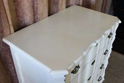A STUNNING OFF WHITE 4-DRAWER SOLID IMBUIA BALL AND CLAW CHEST OF DRAWERS WITH BRASS HANDLES