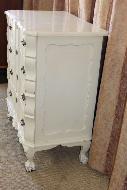 A STUNNING OFF WHITE 4-DRAWER SOLID IMBUIA BALL AND CLAW CHEST OF DRAWERS WITH BRASS HANDLES